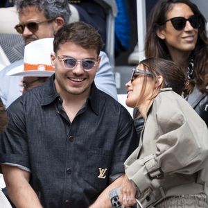 Ces voyages, à la fois évasion, soutien moral et retour à l’équilibre, illustrent sa volonté de repartir plus fort, autant dans sa vie personnelle que sportive.

Antoine Dupont et sa compagne Iris Mittenaere en tribunes lors de la finale messieurs des Internationaux de France de Tennis de Roland Garros 2025 (jour 15), à Paris, France, le 8 juin 2025. © Cyril Moreau/Bestimage