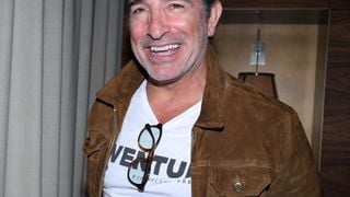 Jean Dujardin réapparaît en soirée : le père des filles de Nathalie Péchalat célèbre une autre passion que le cinéma avec Philippe Caverivière