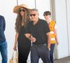 Le comédien a été naturalisé après des années à vivre dans le Sud du pays.

George Clooney et sa femme Amal arrivent à l'aéroport après une apparition remarquée au 82ème Festival du Film International de Venise (Mostra), Italie, le 29 août 2025. Bestimage