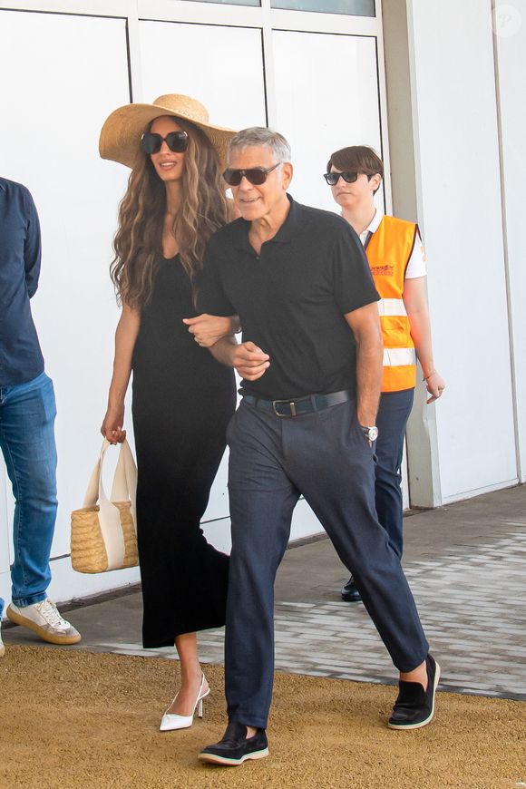 Le comédien a été naturalisé après des années à vivre dans le Sud du pays.

George Clooney et sa femme Amal arrivent à l'aéroport après une apparition remarquée au 82ème Festival du Film International de Venise (Mostra), Italie, le 29 août 2025. Bestimage