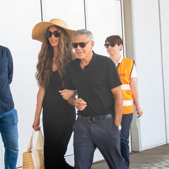 Le comédien a été naturalisé après des années à vivre dans le Sud du pays.

George Clooney et sa femme Amal arrivent à l'aéroport après une apparition remarquée au 82ème Festival du Film International de Venise (Mostra), Italie, le 29 août 2025. Bestimage