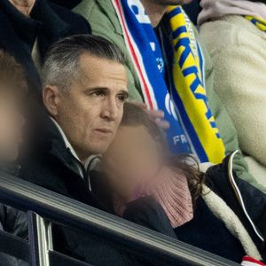 Guillaume Canet et ses enfants Marcel et Louise dans les tribunes du match de qualification de la Coupe du monde 2026 entre la France contre l'Ukraine (4-0) au Parc des Princes à Paris le 13 novembre 2025. © Cyril moreau/Bestimage