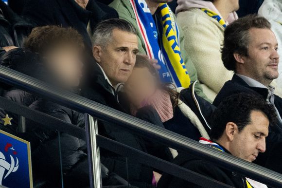 Guillaume Canet et ses enfants Marcel et Louise dans les tribunes du match de qualification de la Coupe du monde 2026 entre la France contre l'Ukraine (4-0) au Parc des Princes à Paris le 13 novembre 2025. © Cyril moreau/Bestimage