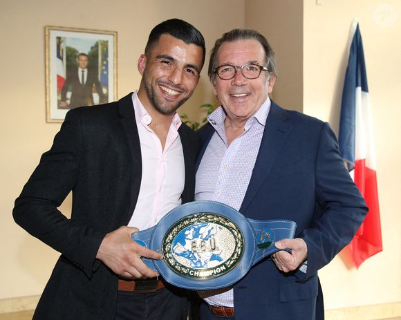 Le boxeur Samir Ziani reçoit la médaille de l'Assemblée nationale avec l'entrepreneur Philippe Ginestet à Villeneuve sur Lot, France, le 13 juin 2019. Photo by Simonet/ANDBZ/ABACAPRESS.COM
