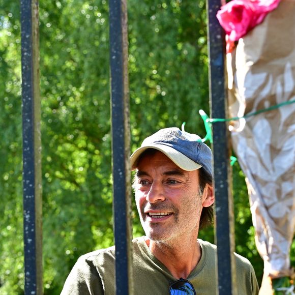 Exclusif - Un an jour pour jour après le décès d'Alain Delon, son fils Anthony (avec Loubo, le berger belge de son père) lui a rendu hommage au domaine familial de Douchy dans le Loiret, France, le 18 août 2025.

© Christian Liewig/Bestimage