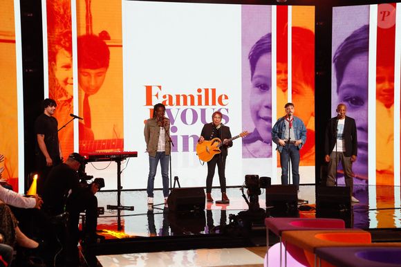Exclusif - Laurent voulzy entouré de ses fils Quentin, Julien, Cliff et Nicolas chante "le soleil donne" lors de l'enregistrement de l'émission "Famille je vous aime" présentée par M. Drucker et qui sera diffusée le 13 juin 2025 sur France 3, aux Studios rive gauche à Paris, France, le 14 avril 2025. © Clovis-Gaffiot/Bestimage