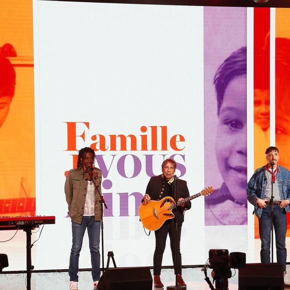 Exclusif - Laurent voulzy entouré de ses fils Quentin, Julien, Cliff et Nicolas chante "le soleil donne" lors de l'enregistrement de l'émission "Famille je vous aime" présentée par M. Drucker et qui sera diffusée le 13 juin 2025 sur France 3, aux Studios rive gauche à Paris, France, le 14 avril 2025. © Clovis-Gaffiot/Bestimage
