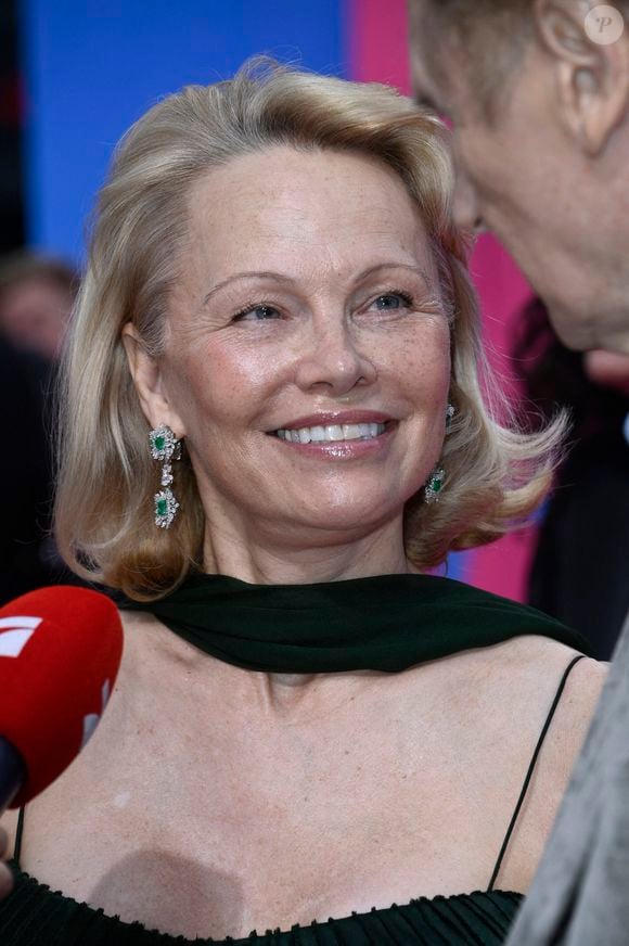 Pamela Anderson à la première du film The Naked Gun au cinéma UCI Luxe East Side Gallery à Berlin, Allemagne, le 24 juillet 2025. Photo par Nicole Kubelka/Geisler/DDP Images/ABACAPRESS.COM