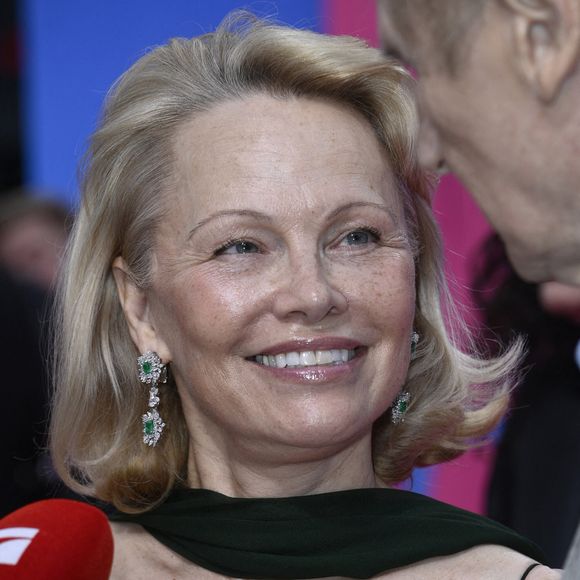 Pamela Anderson à la première du film The Naked Gun au cinéma UCI Luxe East Side Gallery à Berlin, Allemagne, le 24 juillet 2025. Photo par Nicole Kubelka/Geisler/DDP Images/ABACAPRESS.COM