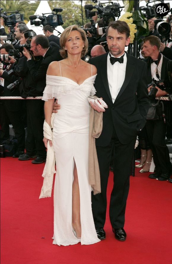 Claire Chazal et Philippe Torreton photographiés à leur arrivée à la projection du film de Pedro Almodóvar "La Mala Educación" à l'occasion de la cérémonie d'ouverture du 57e Festival de Cannes, à Cannes, France, le mercredi 12 mai 2004. Photo : Hahn-Nebinger-Gorassini/Abaca