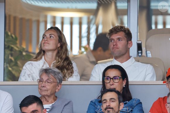 Kevin Mayer et sa compagne Delphine Jariel en tribunes lors des Internationaux de France de Tennis de Roland Garros 2025, à Paris, France, le 6 juin 2025. © Jacovides-Moreau/Bestimage