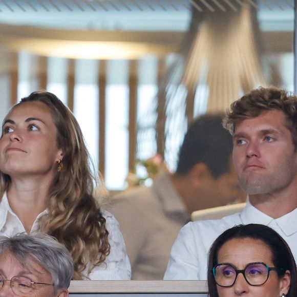 Kevin Mayer et sa compagne Delphine Jariel en tribunes lors des Internationaux de France de Tennis de Roland Garros 2025, à Paris, France, le 6 juin 2025. © Jacovides-Moreau/Bestimage