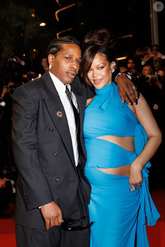 Actuellement de passage dans la capitale française, Rihanna et A$AP Rocky ont profité de la douceur parisienne pour s'offrir une escale gourmande chez Siena, l’adresse italienne incontournable de la place du Marché Saint-Honoré.

ASAP Rocky et sa compagne Rihanna - Descente des marches du film " Highest 2 Lowest " lors du 78ème Festival International du Film de Cannes, au Palais des Festivals à Cannes. 
© Jacovides-Moreau / Bestimage