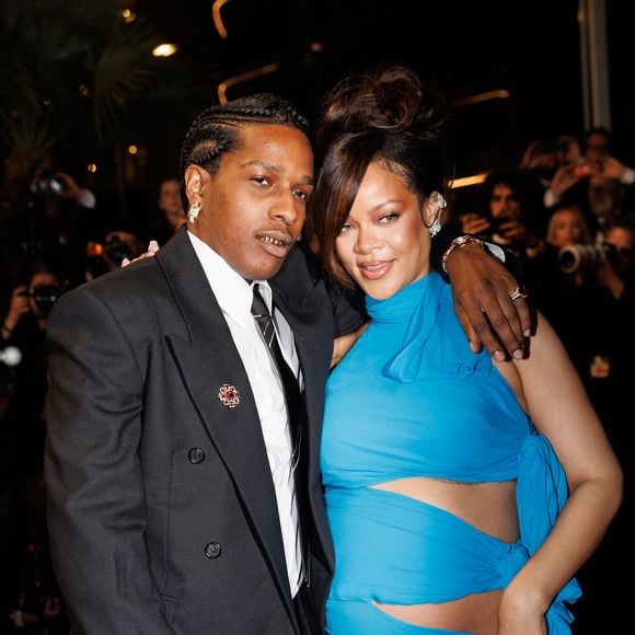 Actuellement de passage dans la capitale française, Rihanna et A$AP Rocky ont profité de la douceur parisienne pour s'offrir une escale gourmande chez Siena, l’adresse italienne incontournable de la place du Marché Saint-Honoré.

ASAP Rocky et sa compagne Rihanna - Descente des marches du film " Highest 2 Lowest " lors du 78ème Festival International du Film de Cannes, au Palais des Festivals à Cannes. 
© Jacovides-Moreau / Bestimage