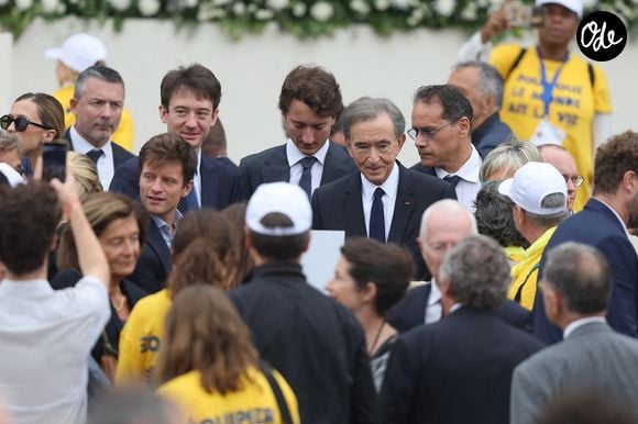 Bernard Arnault avait fait le déplacement avec son épouse Hélène, ainsi qu’avec ses enfants Delphine, Frédéric et Jean

Frédéric Arnault, Jean Arnault, Bernard Arnault - Les célébrités lors de la grande messe du pape Leon XIV sur la place de la Concorde à Paris, le 26 septembre 2026. Entre l’avenue des Champs-Elysées et la place de la Concorde, 700.000 fidèles et curieux, venus des quatre coins du globe, se sont rassemblés pour participer à la messe célébrée par le Saint Père. Le voyage apostolique, du 25 au 28 septembre 2026, se poursuivra à Lourdes et Metz. © Jacovides / Moreau / Bestimage