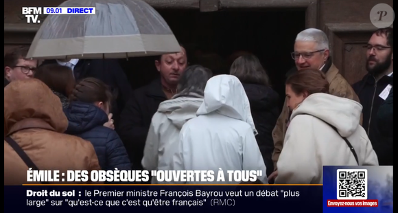 Arrivée des invités à la basilique Sainte-Marie-Madeleine de Saint-Maximin-la-Sainte-Baume pour les obsèques d'Emile le 8 février 2025, accueillis par le grand-père Philippe.