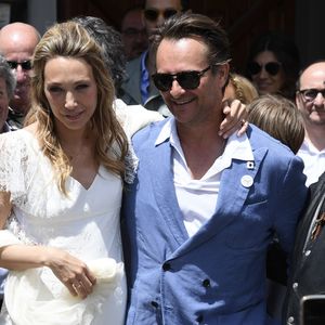Nathalie Baye, Bernard Montiel, Jean-Louis Borloo, David Hallyday - Mariage de Laura Smet et Raphaël Lancrey-Javal à l'église Notre-Dame des Flots au Cap-Ferret le jour de l'anniversaire de son père Johnny Hallyday le 15 juin 2019. © Agence / Bestimage