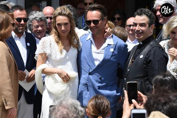 Nathalie Baye, Bernard Montiel, Jean-Louis Borloo, David Hallyday - Mariage de Laura Smet et Raphaël Lancrey-Javal à l'église Notre-Dame des Flots au Cap-Ferret le jour de l'anniversaire de son père Johnny Hallyday le 15 juin 2019. © Agence / Bestimage