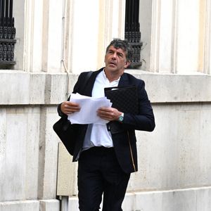 Stéphane Plaza arrive à la Maison de la Chimie à Paris avec ses avocats pour donner une conférence de presse le 5 juin 2025.
Agence / Bestimage