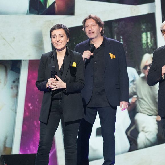 Cyril Féraud a toujours pu compter sur son amie Nathalie qui est aujourd'hui la marraine de son fils et qu'il considère comme une "seconde maman".

Exclusif - Nathalie Couzouyan, Remi Feldman, Pierre Billon, Damien Thévenot, Jean Mora (Surprise C.Féraud) - Enregistrement de l'émission "La Boîte à Secrets", présentée par F.Bollaert et qui sera diffusée le 22 janvier sur France 3. Le 18 janvier 2021
© Tiziano Da Silva / Bestimage