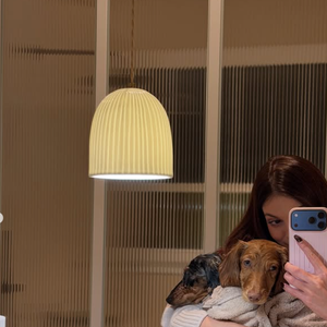 "On avait plein de trucs de prévus ces jours-ci mais Cali est arrivée un matin avec un œil fermé. Je suis carrément stressée quand c'est pour ceux que j'aime donc j'ai foncé chez le véto après avoir à moitié pleuré de stress"

Iris Mittenaere sur Instagram