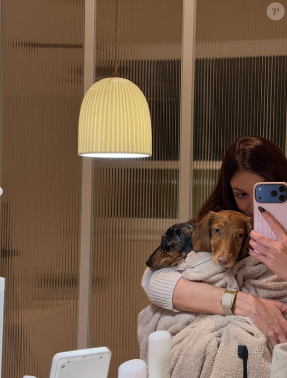 "On avait plein de trucs de prévus ces jours-ci mais Cali est arrivée un matin avec un œil fermé. Je suis carrément stressée quand c'est pour ceux que j'aime donc j'ai foncé chez le véto après avoir à moitié pleuré de stress"

Iris Mittenaere sur Instagram