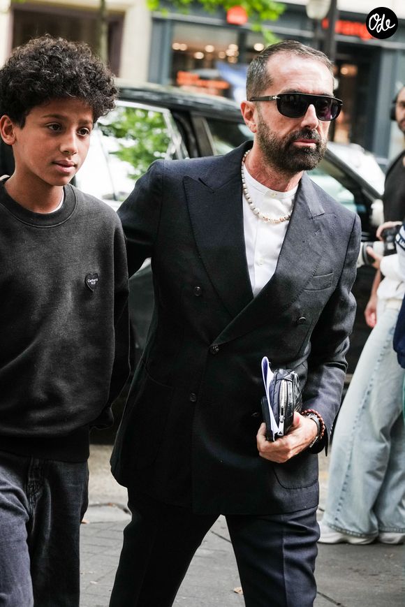 Le maestro des robes en tulle volumineuses et des tapis rouges glamour ne boude pas son plaisir. 

Giambattista Valli and his son Adam attending the Giambattista Valli Haute Couture Fall/Winter 2025/2026 show on July 7, 2025 in Paris, France. © Lucia Sabatelli / Bestimage