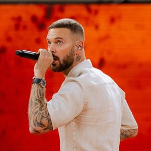 M. Pokora impose toutefois un cadre strict : "Je suis un peu militaire dans l'organisation, les horaires, les repas."

M. Pokora lors de la soirée "Gaël and Friends", organisée à Roland-Garros, à Paris, le 20 mai 2026. © Pauline Figuet/Sport Press Photo via ZUMA Press/Bestimage
