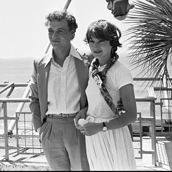 En effet, le papa de Frédéric et Laetitia, nés de son union avec l'actrice Liliane Caulier, et de Faustine, née de sa relation avec sa dernière compagne Emmanuelle Guilbaud, avait quitté son épouse en 1972 pour vivre une belle histoire avec l'actrice. 

Nathalie Baye et Philippe Léotard - 1977
Bestimage