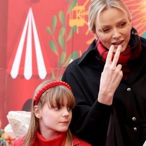 La princesse Gabriella de Monaco, comtesse de Carladès, La princesse Charlène de Monaco - La famille princière de Monaco offre les traditionnels cadeaux de Noël aux enfants monégasques dans la Cour du Palais Princier, le 18 décembre 2024. 

© Claudia Albuquerque / Bestimage