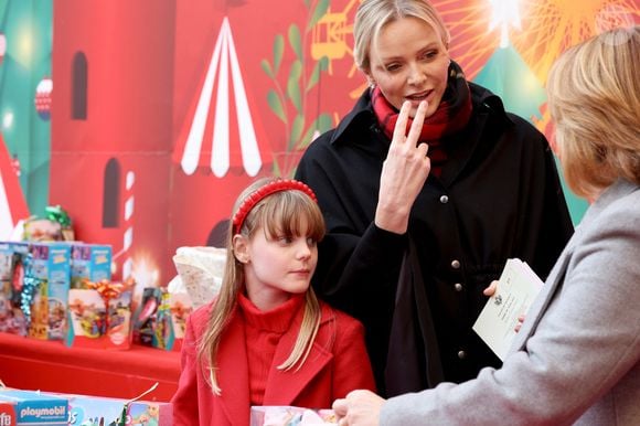 La princesse Gabriella de Monaco, comtesse de Carladès, La princesse Charlène de Monaco - La famille princière de Monaco offre les traditionnels cadeaux de Noël aux enfants monégasques dans la Cour du Palais Princier, le 18 décembre 2024. 

© Claudia Albuquerque / Bestimage