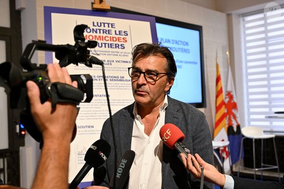Christian Estrosi, le maire de Nice, et Yannick Alleno, le chef de cuisine étoilé endeuillé par la mort de son fils Antoine, tué par un chauffard, ont signé, à la mairie de Nice, le 13 septembre 2024, une convention de partenariat avec l'association Antoine Alleno pour accompagner les familles des victimes des violences routières.
Christian Estrosi a détaillé des propositions et présenté un plan d'actions afin de lutter activement contre les violences routières et particulièrement les refus d'obtempérer. La Ville de Nice, et plus globalement le territoire maralpin, sont touchés par des drames qui, de plus en plus souvent, sont marqués par une irresponsabilité grave avec des refus d'obtempérer, des conduites sans permis, en état d'ivresse, ou encore sous l'empire de stupéfiants. L'été a été particulièrement meurtrier avec le décès notamment d'un pompier, le sergent-chef Jérémie Boulon, un gendarme, l'adjudant Éric Comyn, 54 ans, une petite fille, Kamilya, 7 ans, ou encore un agent régional, Rachid Djeloul, 52 ans. © Bruno Bebert/bestimage