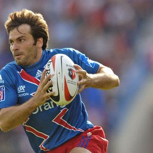 Christophe Dominici de l'équipe de rugby du Stade Français marque un essai lors de la deuxième journée du match du TOP 14, le Stade Français a gagné 31/3 contre le RC Toulon, au stade Jean Bouin, à Paris, France, le 27 août 2005. Photo par Nicolas Gouhier/CAMELEON/ABACAPRESS.COM