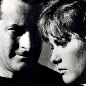 Grâce au film à succès de Valerio Zurlini : La Fille à la valise (1961), la star fut rapidement surnommée la "petite fiancée d’Italie"... Mais à l'époque, sa voix rauque peine à faire l'unanimité comme l'a rappelé "Libération" dans ses colonnes ce jeudi 25 septembre 2025.

Fille a la valise (La) - Riccardo GARONNE - Claudia CARDINALE (MPP / Bestimage).