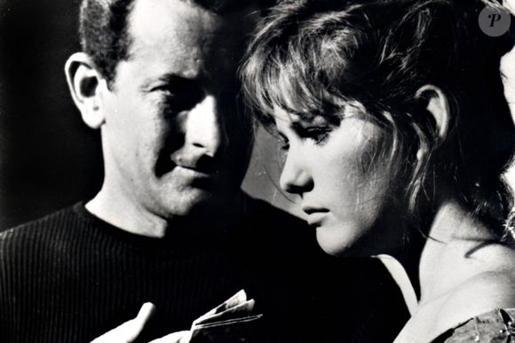 Grâce au film à succès de Valerio Zurlini : La Fille à la valise (1961), la star fut rapidement surnommée la "petite fiancée d’Italie"... Mais à l'époque, sa voix rauque peine à faire l'unanimité comme l'a rappelé "Libération" dans ses colonnes ce jeudi 25 septembre 2025.

Fille a la valise (La) - Riccardo GARONNE - Claudia CARDINALE (MPP / Bestimage).