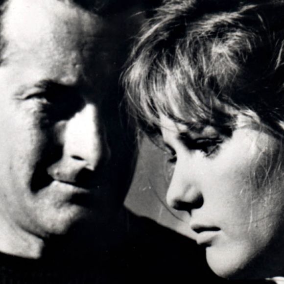 Grâce au film à succès de Valerio Zurlini : La Fille à la valise (1961), la star fut rapidement surnommée la "petite fiancée d’Italie"... Mais à l'époque, sa voix rauque peine à faire l'unanimité comme l'a rappelé "Libération" dans ses colonnes ce jeudi 25 septembre 2025.

Fille a la valise (La) - Riccardo GARONNE - Claudia CARDINALE (MPP / Bestimage).