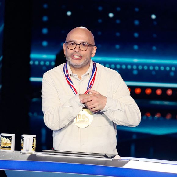 Exclusif - Cyril Feraud et Yoann Riou échangent leurs places le temps d'une question - Enregistrement de l'émission "100% logique" présentée par C. Feraud et qui sera diffusée le 25 octobre 2025 sur France 2 au studio du Lendit à Saint-Denis, France, le 14 mars 2025. © Christophe Clovis/Bestimage