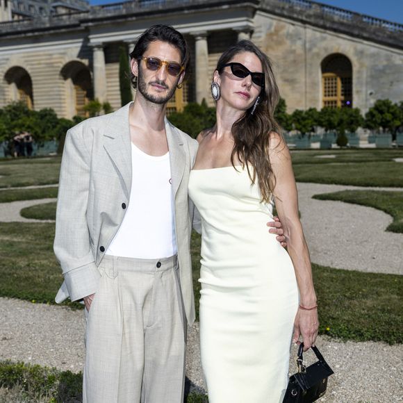 Pierre Niney et Natasha Andrews au photocall du défilé Jacquemus de la mode homme Printemps/Été 2026 dans le cadre de la Fashion Week de Paris dans les jardins de l'Orangerie à Versailles, France, le 29, 2025. © Olivier Borde/Bestimage