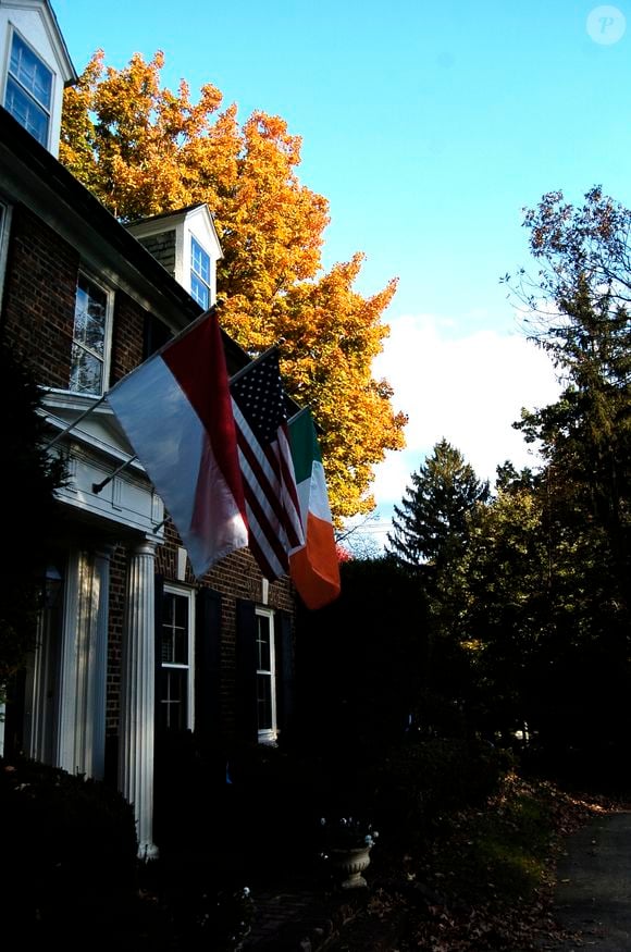 De style géorgien, avec sa façade de briques et son perron à colonnes blanches, la demeure de trois étages se situe dans le quartier chic de East Falls à Philadelphie, Pennsylvanie, Etats-Unis, le 25 octobre 2016. Agence/Bestimage