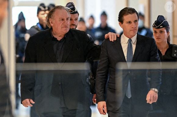 L'acteur français Gérard Depardieu arrive, avec son avocat Jérémie Assous, à l'ouverture de son procès pour agressions sexuelles sur deux femmes lors d'un tournage de film en 2021, au tribunal correctionnel de Paris, France, le 24 mars 2025. Depardieu, 76 ans, qui a réalisé plus de 200 films et séries télévisées, a été accusé de comportement inapproprié par une vingtaine de femmes, mais c'est la première affaire à être jugée. Les deux plaignantes - Amélie, 54 ans, décoratrice, et Sarah (nom modifié), 34 ans, assistante réalisatrice - allèguent une agression sexuelle lors du tournage en 2021 de « Les Volets Verts » du réalisateur Jean Becker. © Pierre Perusseau/Bestimage