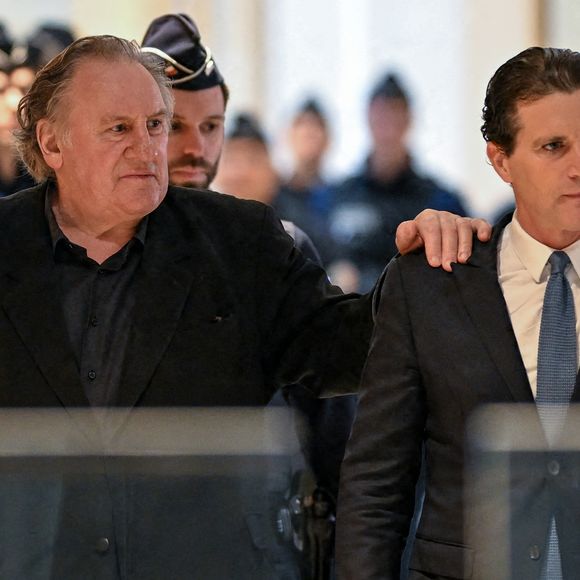 L'acteur français Gérard Depardieu arrive, avec son avocat Jérémie Assous, à l'ouverture de son procès pour agressions sexuelles sur deux femmes lors d'un tournage de film en 2021, au tribunal correctionnel de Paris, France, le 24 mars 2025. Depardieu, 76 ans, qui a réalisé plus de 200 films et séries télévisées, a été accusé de comportement inapproprié par une vingtaine de femmes, mais c'est la première affaire à être jugée. Les deux plaignantes - Amélie, 54 ans, décoratrice, et Sarah (nom modifié), 34 ans, assistante réalisatrice - allèguent une agression sexuelle lors du tournage en 2021 de « Les Volets Verts » du réalisateur Jean Becker. © Pierre Perusseau/Bestimage
