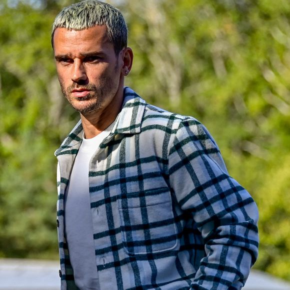 Invitée de l’émission "Zack en roue libre", l’ancienne Miss France explique qu’elle a grandi au même endroit qu’Antoine Griezmann

Antoine Griezmann - Les joueurs de l'équipe de France de football arrivent au Centre National du Football (CNF) de Clairefontaine-en-Yvelines, France, le 9 octobre 2023. © Federico Pestellini/Panoramic/Bestimage