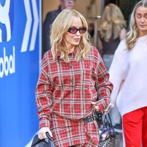 Londres, Royaume-Unie - La "princesse de la pop" australienne Kylie Minogue fait tourner quelques têtes en Tartan en sortant des bureaux de Global à Londres. Backgrid UK/ BestimageBackgrid UK/ Bestimage