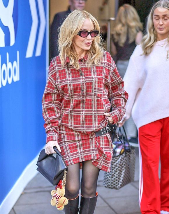 Londres, Royaume-Unie - La "princesse de la pop" australienne Kylie Minogue fait tourner quelques têtes en Tartan en sortant des bureaux de Global à Londres. Backgrid UK/ BestimageBackgrid UK/ Bestimage