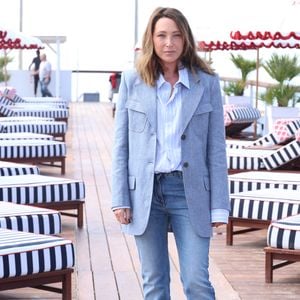 Laura Smet lors du photocall de "Surface" sur la plage du Majestic lors du festival CanneSeries saison 8 à Cannes, France, le 28 avril 2025. © Denis Guignebourg/Bestimage