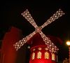 Le Moulin Rouge avait un projet de réhabilitation de la salle de cabaret

Les ailes du Moulin-Rouge tournent à nouveau, quatorze mois après leur chute accidentelle à Paris le 10 juillet 2025. Le mythique cabaret du 18ᵉ arrondissement de Paris a célébré ce redémarrage sous les feux d'artifice et dans une profusion de plumes rouges. © Jack Tribeca / Bestimage