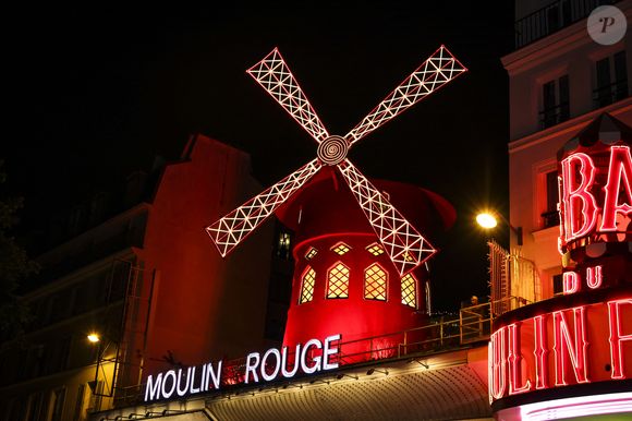 Le Moulin Rouge avait un projet de réhabilitation de la salle de cabaret

Les ailes du Moulin-Rouge tournent à nouveau, quatorze mois après leur chute accidentelle à Paris le 10 juillet 2025. Le mythique cabaret du 18ᵉ arrondissement de Paris a célébré ce redémarrage sous les feux d'artifice et dans une profusion de plumes rouges. © Jack Tribeca / Bestimage