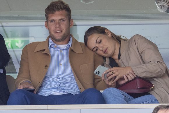 Kevin Mayer et sa compagne Delphine Jariel - Célébrités dans les tribunes des internationaux de France de Roland Garros à Paris le 31 mai 2022. © Cyril Moreau - Dominique Jacovides/Bestimage