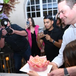 Adriana Karembeu avec sa fille Nina, le chef Etienne Leroy - A l'occasion de la fête des Mères, Adriana Karembeu et Lenôtre s'associent pour créer l'entremets "Nina" au Pré Catelan à Paris le 29 avril 2025.
Cette création à quatre mains est le fruit d'une complicité artistique entre Adriana Karembeu, icône internationale de la mode, ambassadrice engagée, maman au grand cœur et Étienne Leroy Chef Patissier Lenôtre el Champion du Monde de la Pâtisserie.
Pensé comme une rose à offrir, l'entremets « Nina » est symbole de tendresse, de lien et de partage. Cette co-création soutient la Croix-Rouge française, 5% des bénéfices seront reversés à l'association, auprès de laquelle Adriana Karembeu est ambassadrice depuis plus de 25 ans. © Rachid Bellak/Bestimage