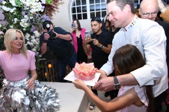 Adriana Karembeu avec sa fille Nina, le chef Etienne Leroy - A l'occasion de la fête des Mères, Adriana Karembeu et Lenôtre s'associent pour créer l'entremets "Nina" au Pré Catelan à Paris le 29 avril 2025.
Cette création à quatre mains est le fruit d'une complicité artistique entre Adriana Karembeu, icône internationale de la mode, ambassadrice engagée, maman au grand cœur et Étienne Leroy Chef Patissier Lenôtre el Champion du Monde de la Pâtisserie.
Pensé comme une rose à offrir, l'entremets « Nina » est symbole de tendresse, de lien et de partage. Cette co-création soutient la Croix-Rouge française, 5% des bénéfices seront reversés à l'association, auprès de laquelle Adriana Karembeu est ambassadrice depuis plus de 25 ans. © Rachid Bellak/Bestimage
